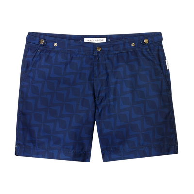 Elvio Deep Sea II Swim Short
Cut in our signature Elvio silhouette, our hybrid swim shorts are made from quick drying and breathable shell and printed in a blue geometric pattern.




An elevatswim shorts
