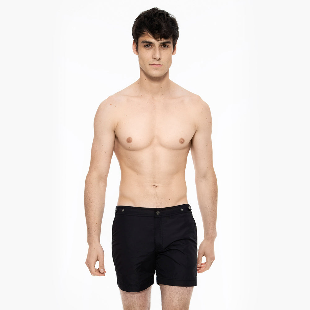 Elvio Black Tailored Swim Short
Cut in our signature Elvio silhouette, these hybrid swim shorts are made from quick drying breathable shell.
An elevated take on the classic swim shorts, they featuswim shorts