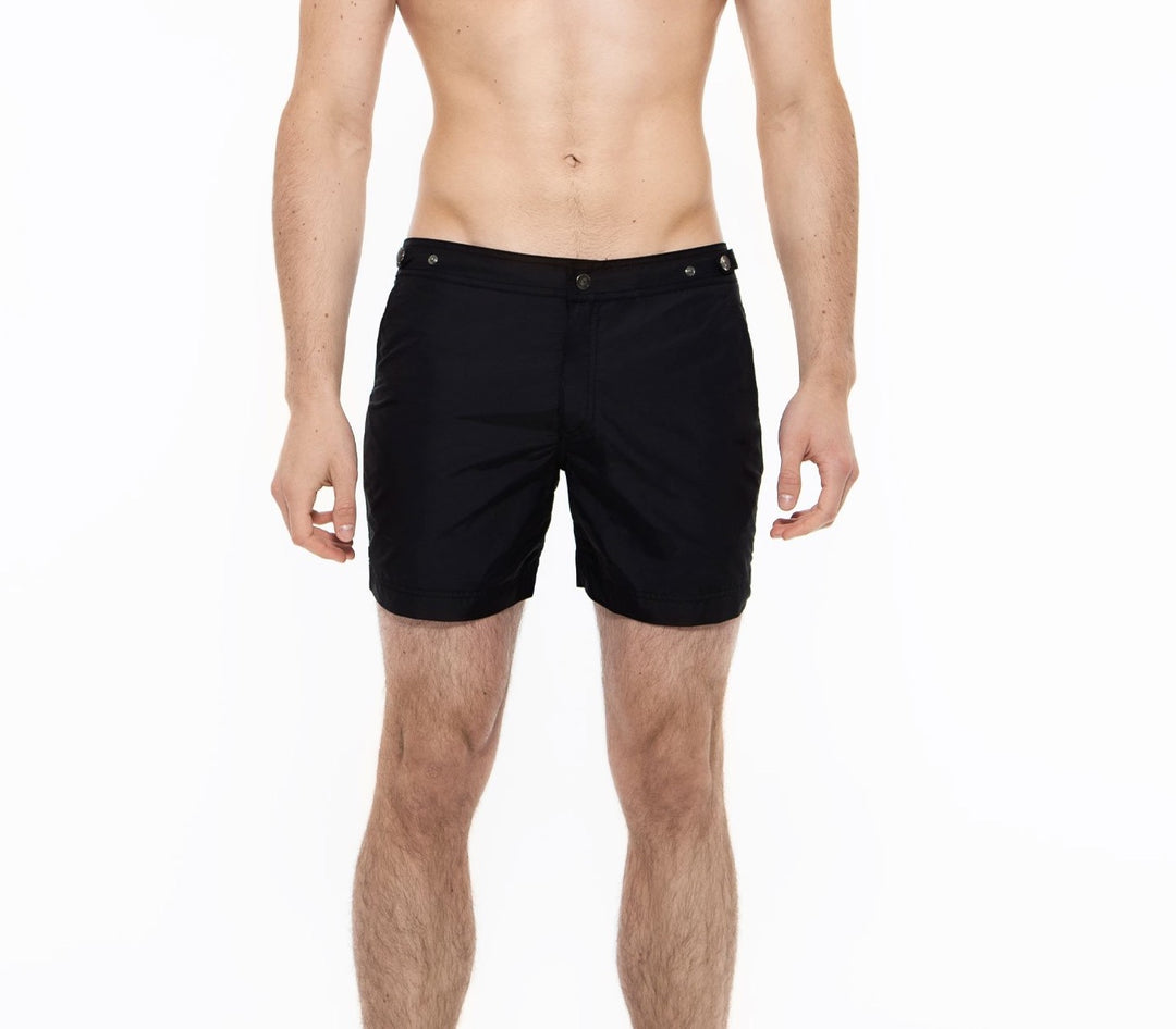 Elvio Black Tailored Swim Short
Cut in our signature Elvio silhouette, these hybrid swim shorts are made from quick drying breathable shell.
An elevated take on the classic swim shorts, they featuswim shorts